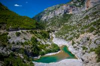 Kleurrijke rivier in de Albanese Alpen