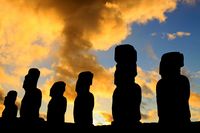 Moai&#039;s tijdens zonsopkomst