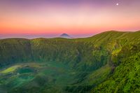 krater Faial bij zonsondergang