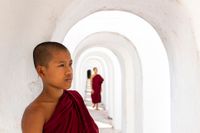 Jonge monniken in een tempel
